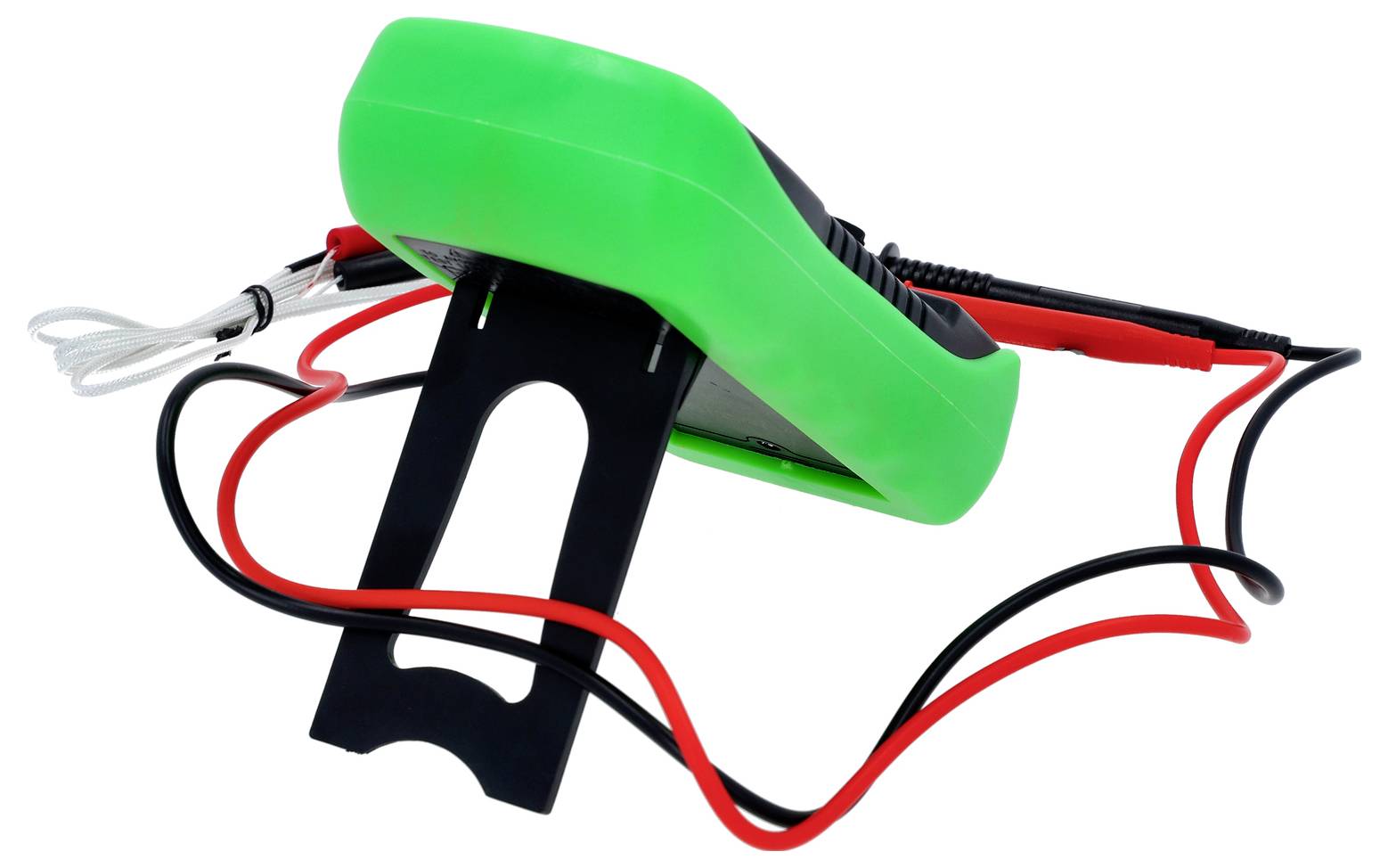 Ein Multimeter mit grünem Gehäuse und roten und schwarzen Prüfkabeln steht auf einem schwarzen Ständer und wird zum Messen elektrischer Eigenschaften verwendet.