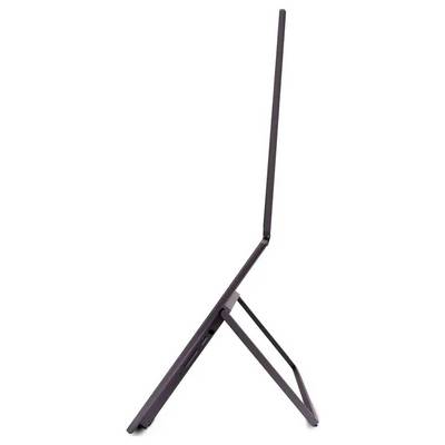 Eine Seitenansicht eines dünnen Laptops auf einem Ständer, teilweise geöffnet, die das schlanke Profil des Geräts und das Scharnier-Design zeigt.