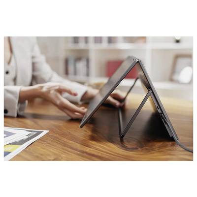Eine Person demonstriert einen Laptop im Zeltmodus auf einem Holztisch und betont dessen flexibles Design für Benutzerfreundlichkeit in verschiedenen Umgebungen.
