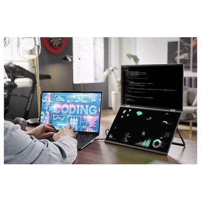 Eine Person tippt auf einem Laptop, auf dem das Wort "CODING" mit Grafiken angezeigt wird; daneben befindet sich ein Dual-Screen-Setup mit Programmiercode und Diagrammen.