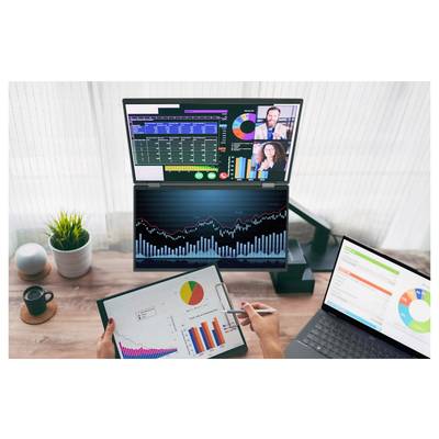 Eine Person, die an einem Schreibtisch mit einem Laptop sitzt, mit zwei Monitoren, die Grafiken und Videoanrufe zeigen und dabei Telearbeit und Datenanalyse veranschaulichen.