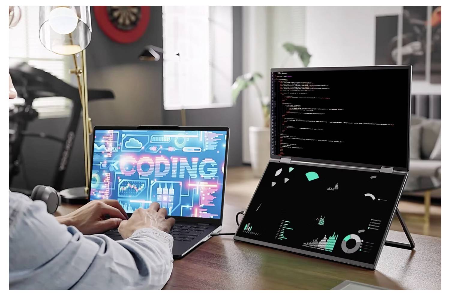 Eine Person an einem Schreibtisch, die an zwei Laptops arbeitet, wobei einer das Wort 'CODING' mit digitalen Grafiken anzeigt und der andere Codezeilen zeigt.