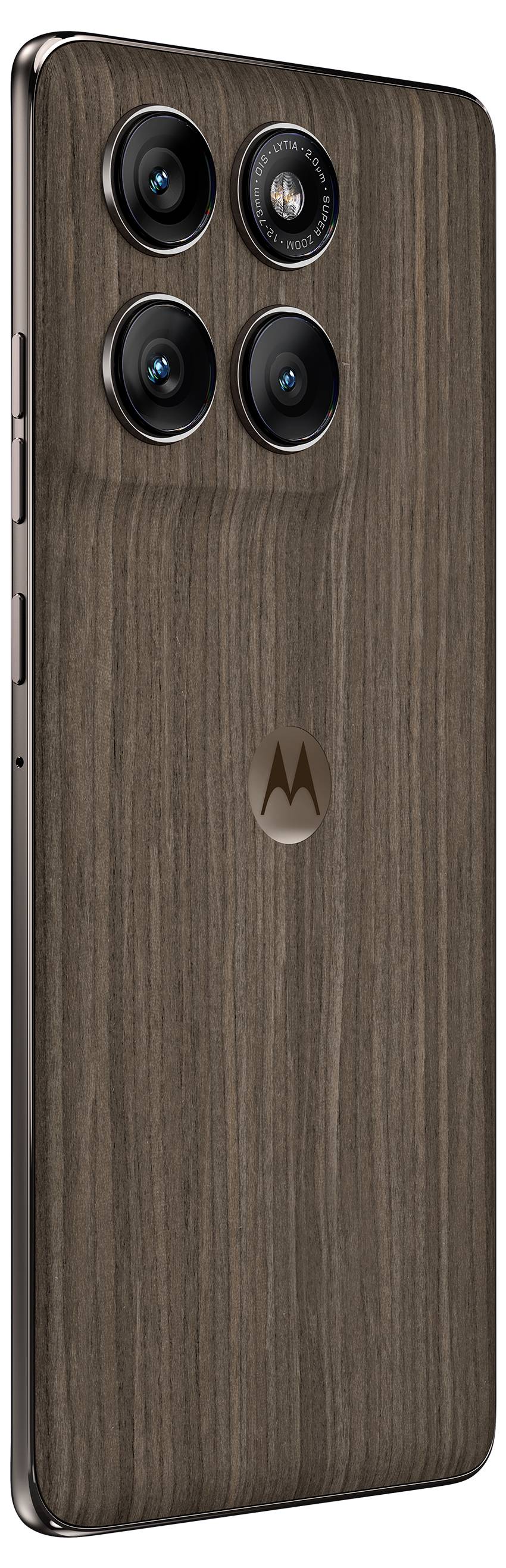 Smartphone mit holztexturierter Rückseite, ausgestattet mit vier Kameraobjektiven und dem Motorola-Logo.