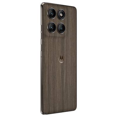 Smartphone mit holztexturierter Rückseite, ausgestattet mit vier Kameraobjektiven und dem Motorola-Logo.