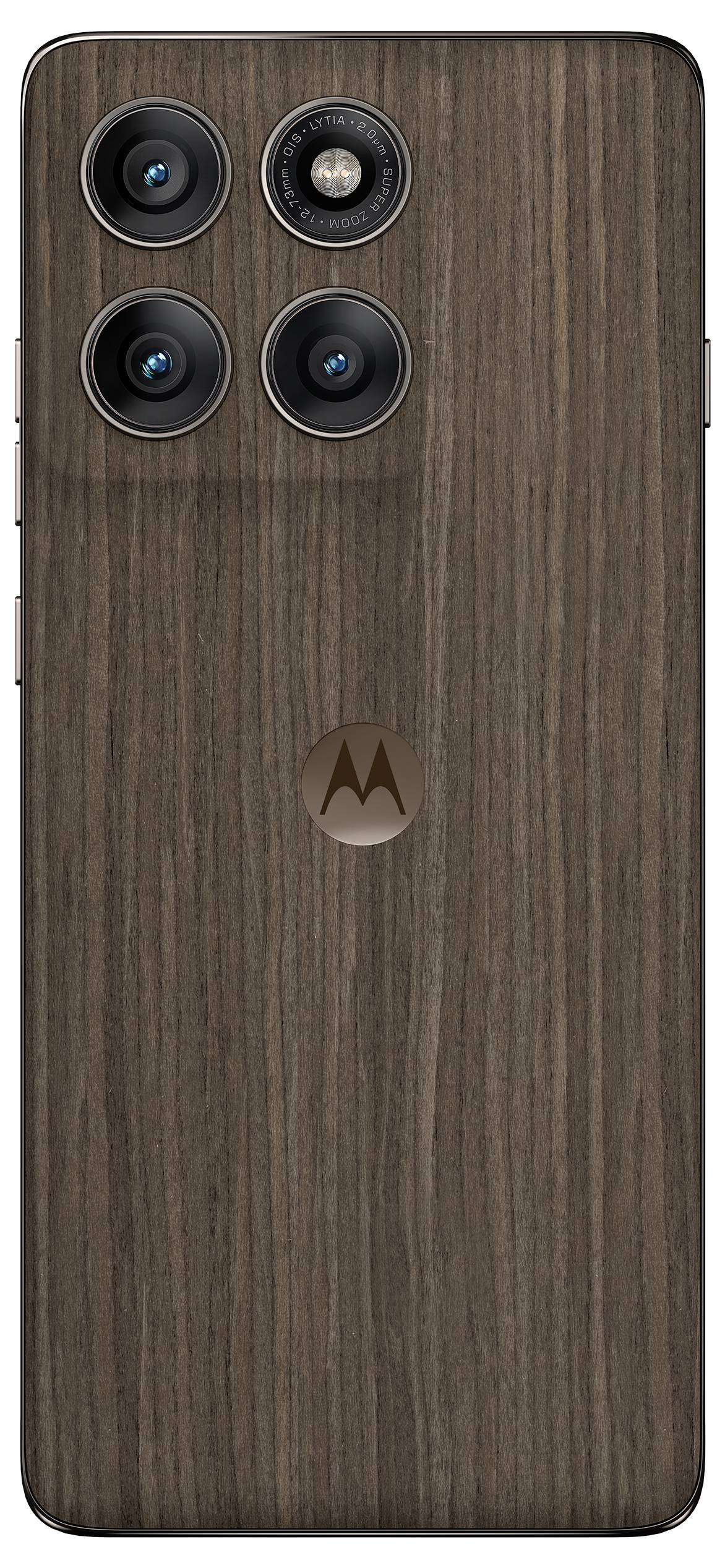 Ein Smartphone mit einer Holzrückseite und vier Kameraobjektiven in einer Anordnung.