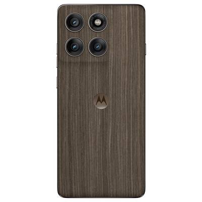 Ein Smartphone mit einer Holzrückseite und vier Kameraobjektiven in einer Anordnung.