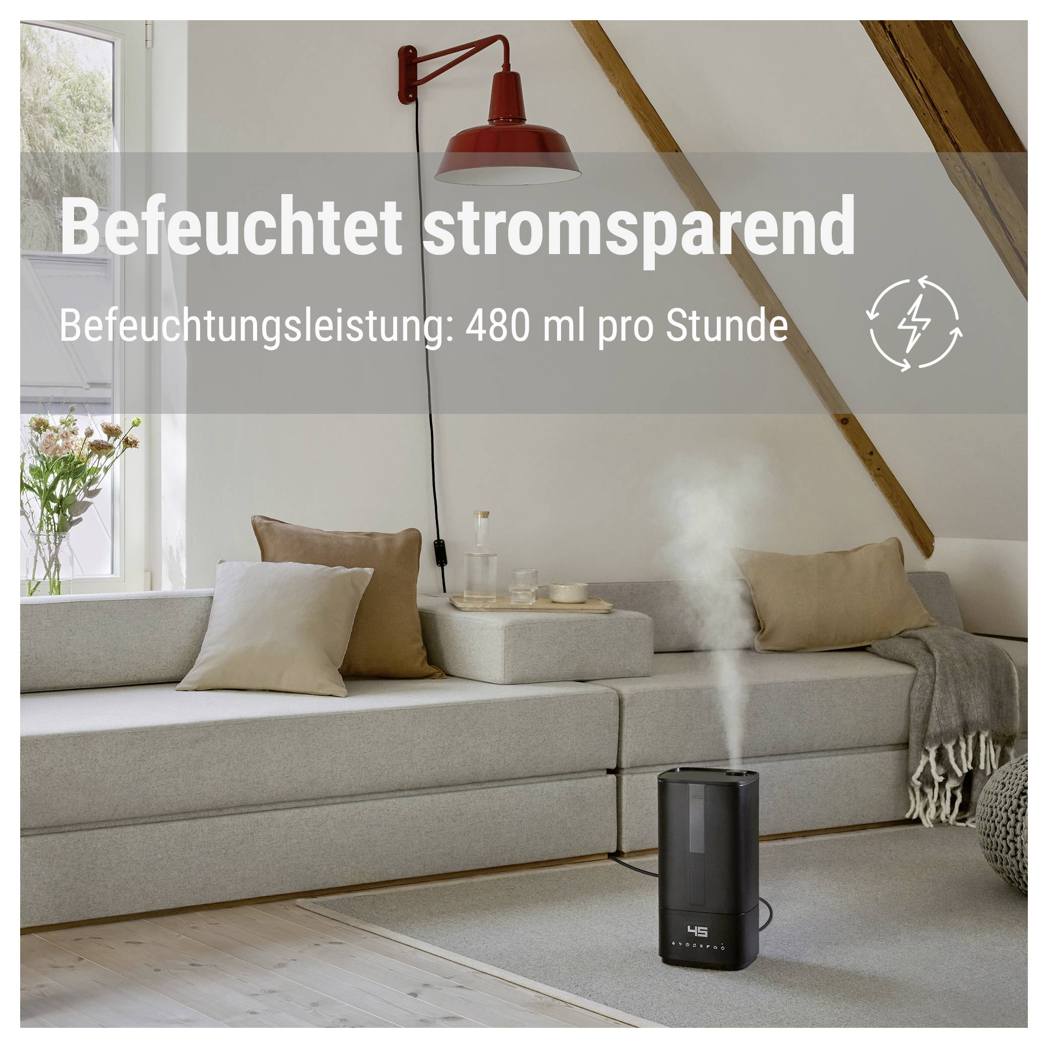 'Befeuchtet stromsparend. Befeuchtungsleistung: 480 ml pro Stunde. Wohnzimmer mit grauem Sofa, Lampe und Luftbefeuchter.'