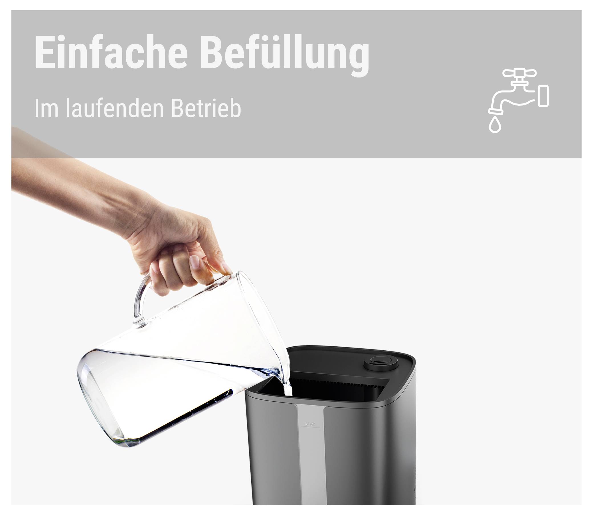 Eine Hand gießt Wasser aus einem Krug in einen Behälter. Darüber steht: 'Einfache Befüllung im laufenden Betrieb'.