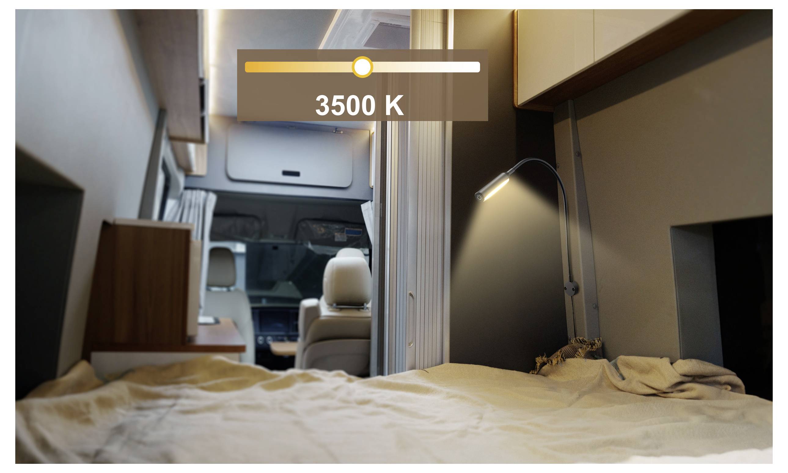 „Innenraum eines Wohnmobils mit einem Bett im Vordergrund und einer eingeschalteten Leselampe, eingestellt auf eine warme Farbtemperatur von 3500 K."