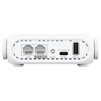 Rückansicht eines weißen Routers mit zwei Ethernet-Anschlüssen, die mit ‚LAN' und ‚2.5G WAN' beschriftet sind, einem Reset-Knopf, einem USB-C-Anschluss mit der Beschriftung ‚DCIN' und einem USB-3.0-Anschluss.
