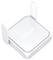 Ein weißer ASUS-Router mit eckigem Design und zwei Antennen, auf dem oben das ASUS-Logo angebracht ist.
