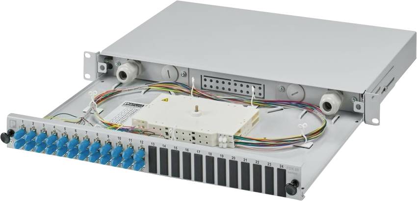 Eine Glasfaser-Patchpanel mit mehreren Anschlüssen und beschrifteten Verbindungen, die zur Netzwerkkabelorganisation und -verwaltung in Rechenzentren verwendet wird.
