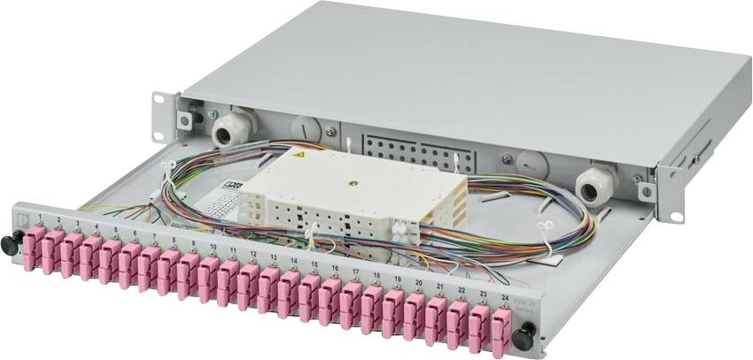 Ein Glasfaser-Patchpanel mit mehreren rosa Anschlüssen und mehrfarbigen Kabeln, das zur Organisation und Weiterleitung von Netzwerkkabeln verwendet wird.