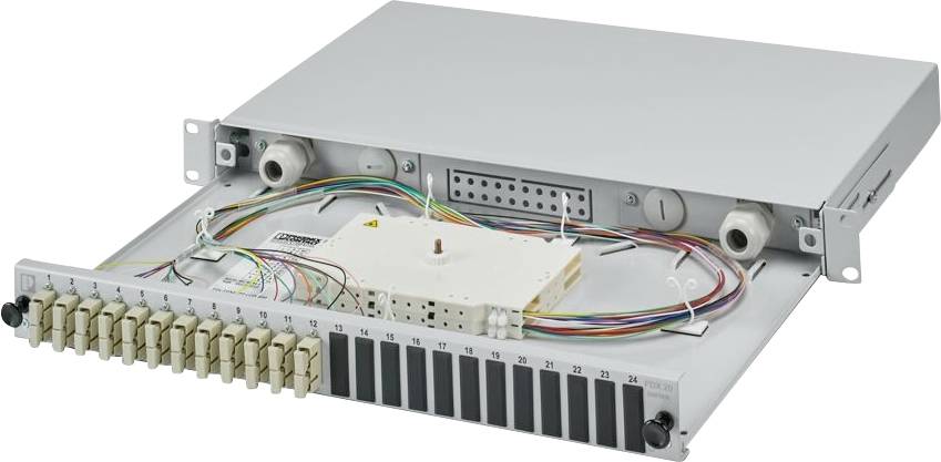 Eine Glasfaser-Patchplatte mit mehreren Kabeln und Anschlüssen, die zur Verwaltung und Organisation von Glasfasernetzwerken in einem Servergestell verwendet wird.