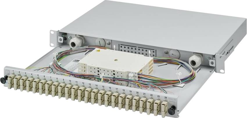 Eine Glasfaser-Patchplatte mit mehreren angeschlossenen Kabeln, die nummerierte Ports und sauber organisierte Kabel zeigt.