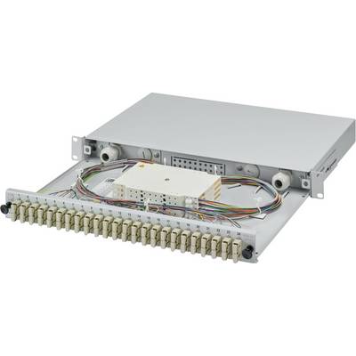 Eine Glasfaser-Patchplatte mit mehreren angeschlossenen Kabeln, die nummerierte Ports und sauber organisierte Kabel zeigt.
