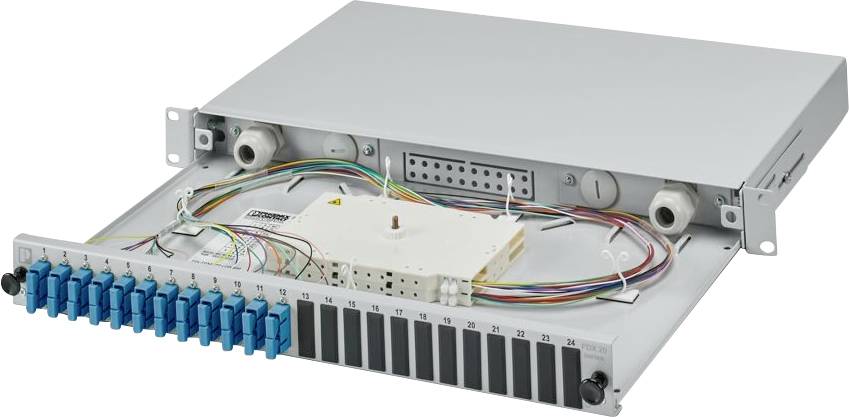 Ein Glasfaser-Patchpanel aus Metall mit offener Frontseite zeigt mehrere farbige Kabel, die an blaue Anschlüsse angeschlossen sind und für die Netzwerkkommunikation verwendet werden.