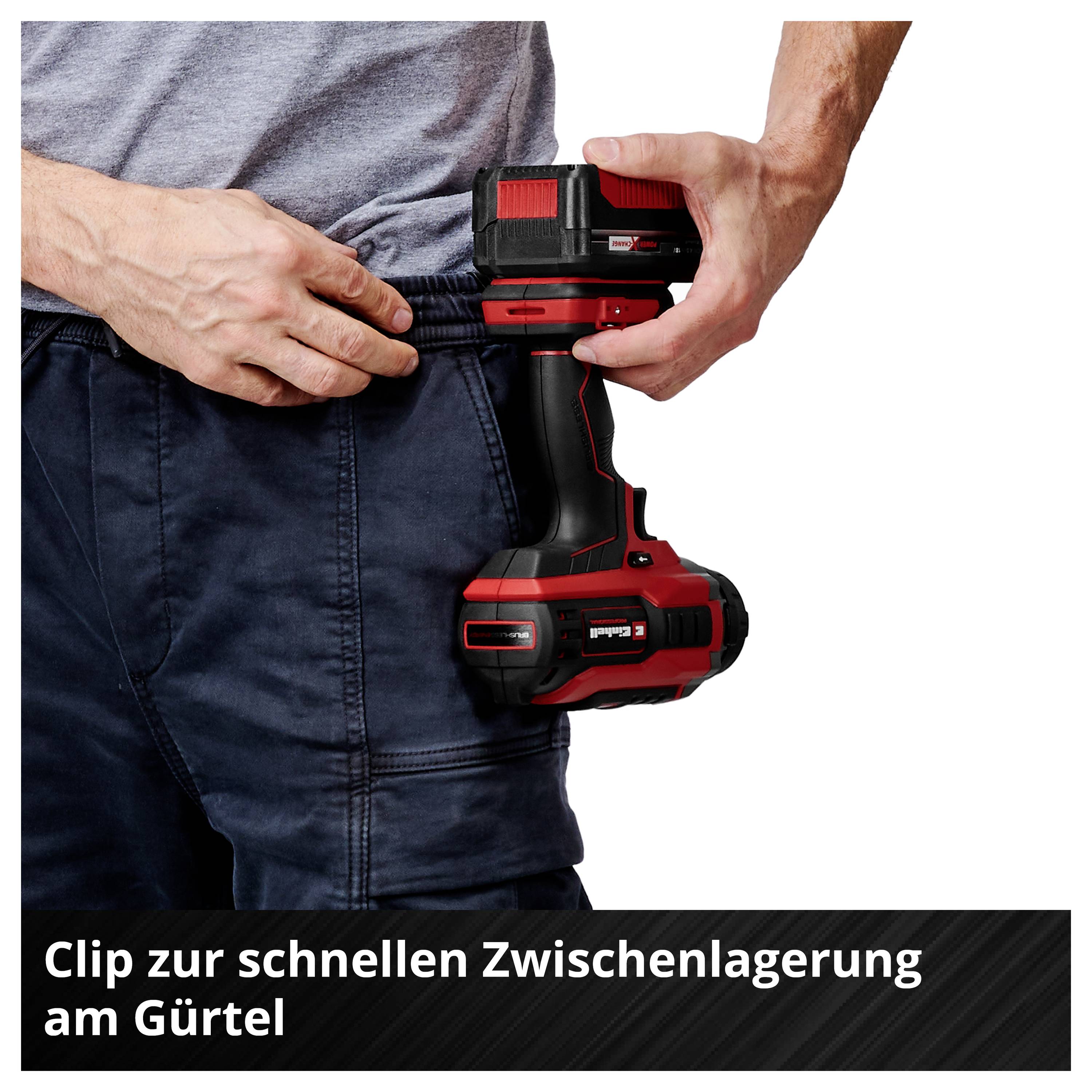 Person befestigt einen roten Akkubohrer an einem Gürtel mit einem Clip zur schnellen Zwischenlagerung.