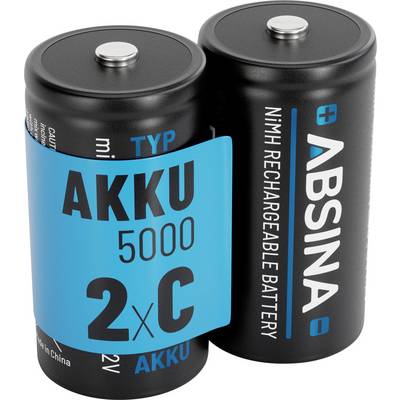 Zwei schwarze zylindrische NiMH-Akkus stehen nebeneinander aufrecht. Ein Akku ist mit 'AKKU 5000 2xC' beschriftet, der andere zeigt 'ABSINA'.