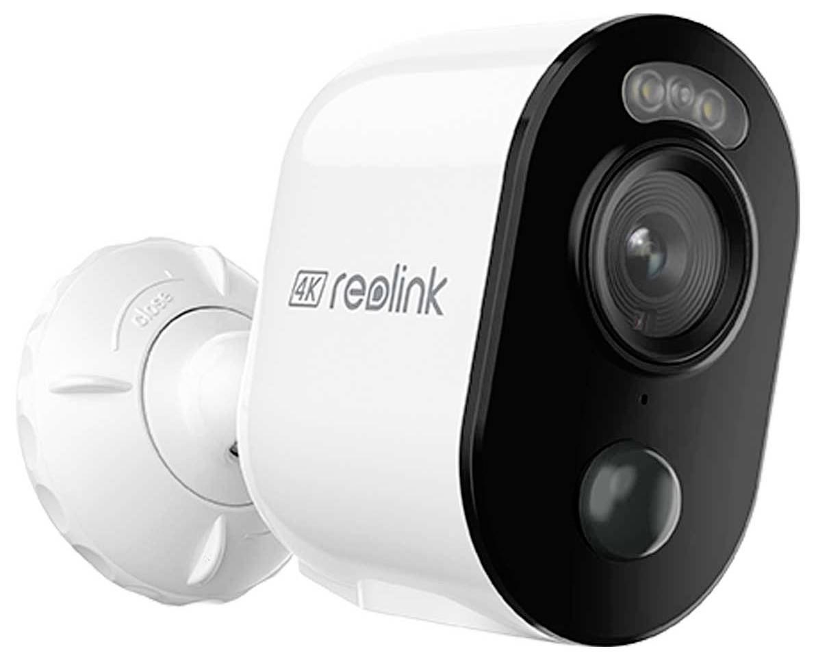 Eine weiße Sicherheitskamera mit der Bezeichnung '4K Reolink', ausgestattet mit einer Linse, LEDs und einem Bewegungssensor, die an einer Wandhalterung befestigt ist und leicht nach unten gerichtet ist.