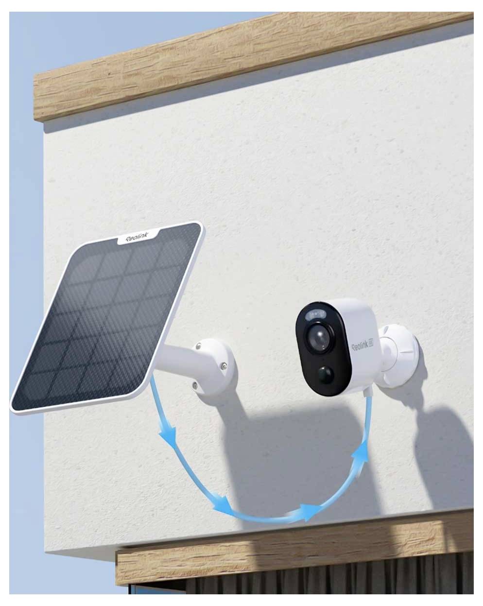 Eine Solarzelle und eine Sicherheitskamera, die an einer Wand montiert sind; blaue Pfeile zeigen eine Verbindung zwischen ihnen an und deuten auf eine Stromversorgung oder Datenübertragung hin.