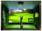 Eine Person schwingt einen Golfschläger in einem Indoor-Golfsimulator-Raum. Der große Bildschirm zeigt einen lebendigen Golfplatz. Golfschläger liegen seitlich.