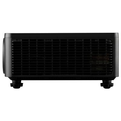 Ein schwarzes elektronisches Gerät mit Lüftungsschlitzen, höchstwahrscheinlich ein Projektor, von vorne betrachtet. Es steht auf kleinen verstellbaren Füßen.