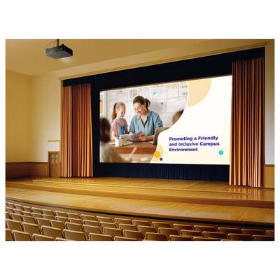 Ein Auditorium zeigt eine große Leinwand mit einer Folie mit dem Titel ‚Förderung eines freundlichen und inklusiven Campusumfelds' mit einem Bild von einer Lehrkraft und einem Kind.