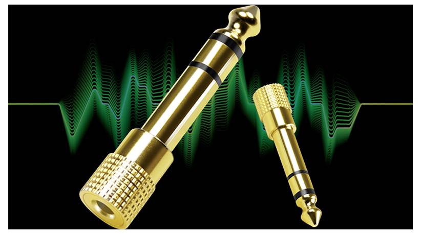 Zwei Klinkenstecker in Gold mit schwarzen Streifen sind vor einem grünen Wellenform-Hintergrund positioniert, die Audioverbindung hervorhebend.