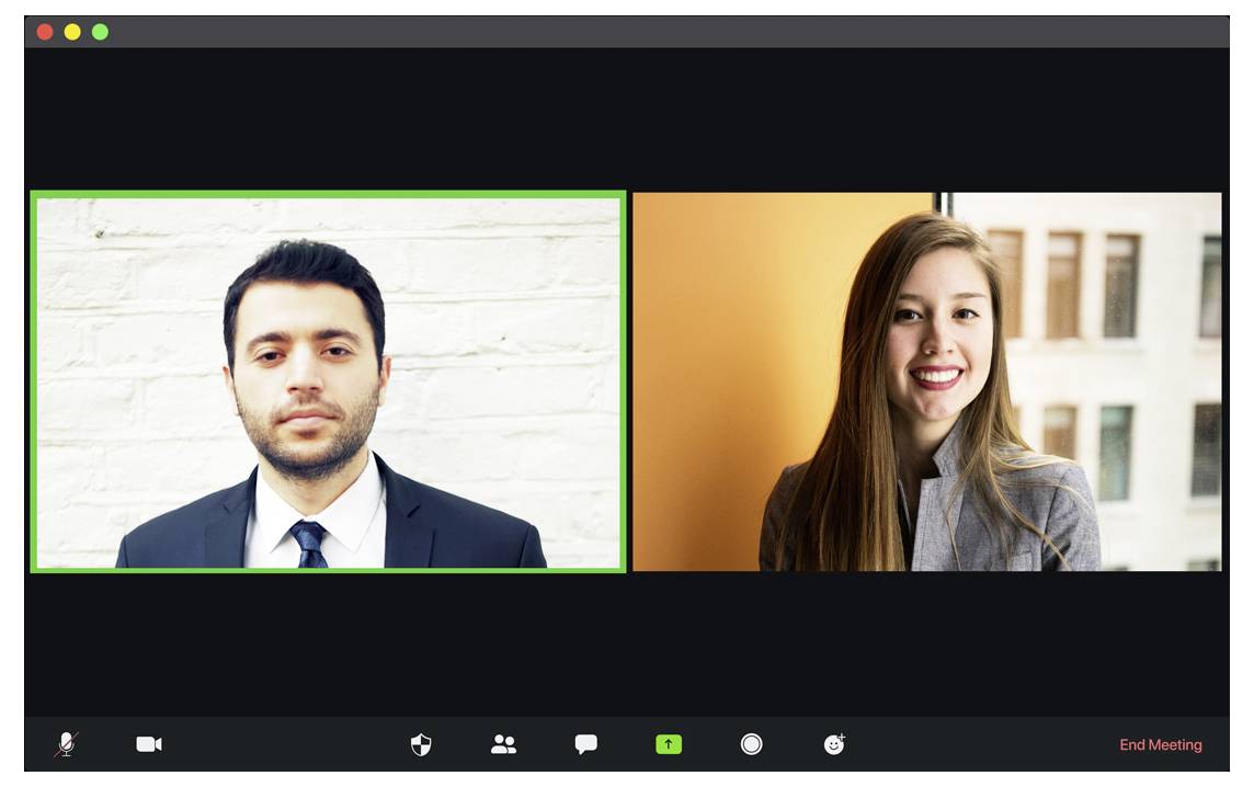 Eine Videokonferenz-Benutzeroberfläche, die zwei Teilnehmer zeigt: einen Mann in einem schwarzen Anzug und eine Frau in einem grauen Blazer, jeweils in separaten Videoframes.