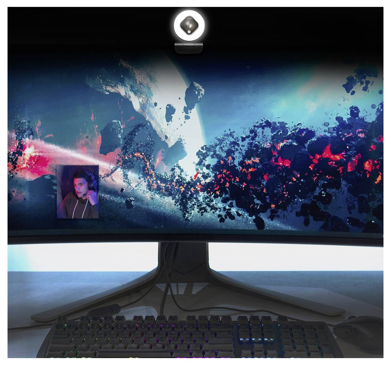 Eine Person führt einen Videochat in der Ecke eines Gaming-Monitors, der eine lebendige kosmische Raumszene zeigt, mit einer Tastatur darunter.