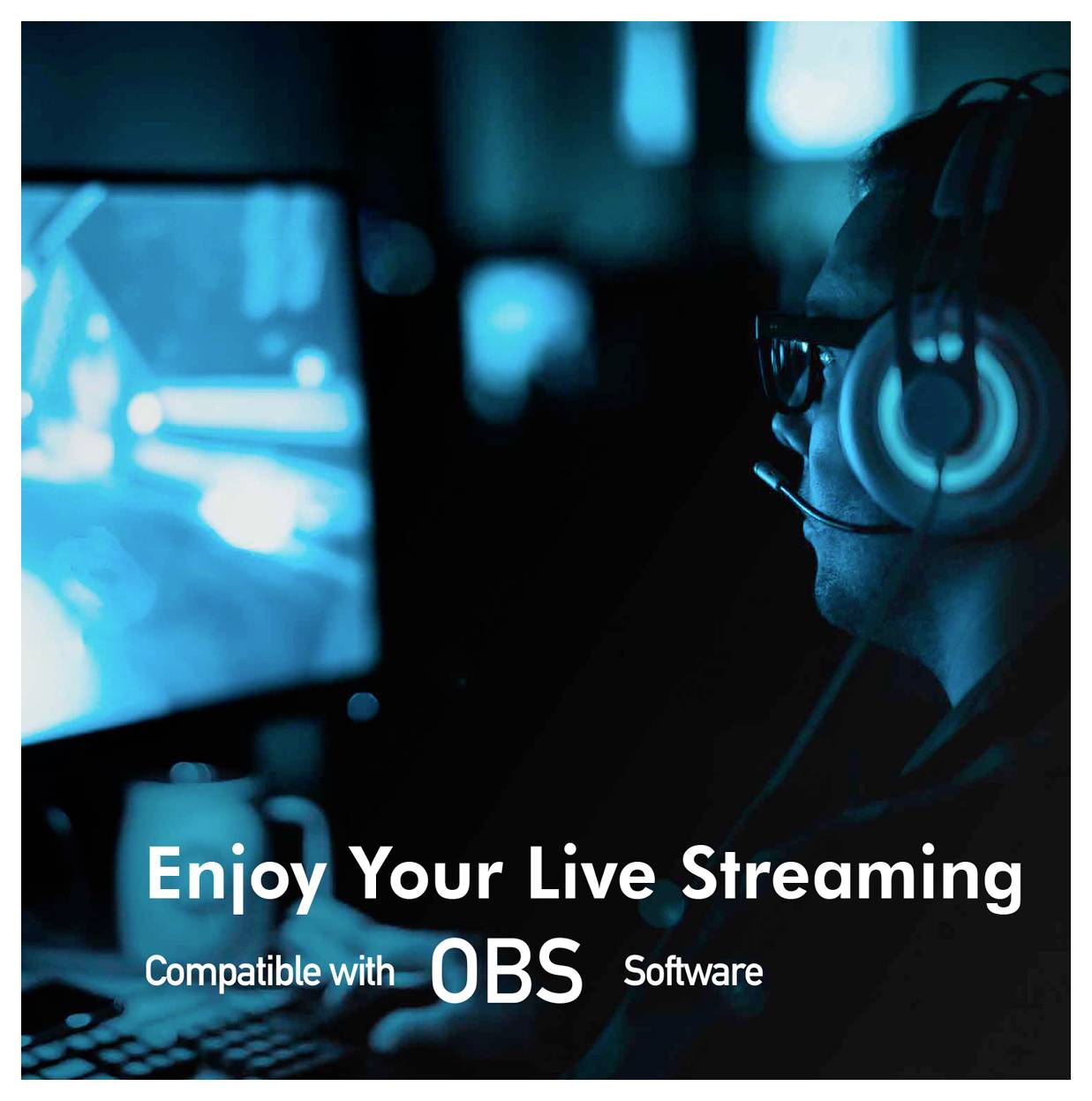 Eine Person mit Kopfhörern sitzt an einem Computer in einem nur schwach beleuchteten Raum. Text liest sich: "Genieße dein Live-Streaming - Kompatibel mit OBS-Software".