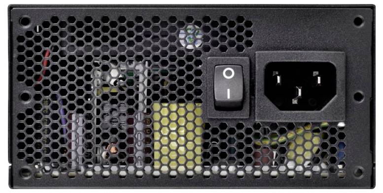 Netzteil für Computer mit schwarzem Maschenkäfig, auf der rechten Seite mit einem Netzschalter und einer dreiphasigen Netzsteckdose.
