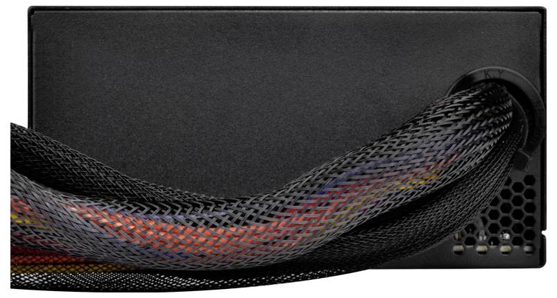Eine schwarze Computer-Netzteileinheit mit einem Bündel mehrfarbiger Kabel, die seitlich herausragen und in einen schwarzen Maschendrahtschlauch eingehüllt sind.
