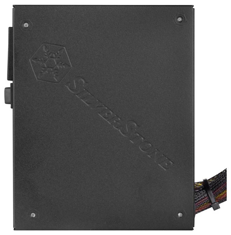 Ein schwarzes Computer-Netzteil der Marke 'SilverStone', die auf der Seite eingeprägt ist; ein mehrfarbiges Kabel ragt aus dem Gerät.