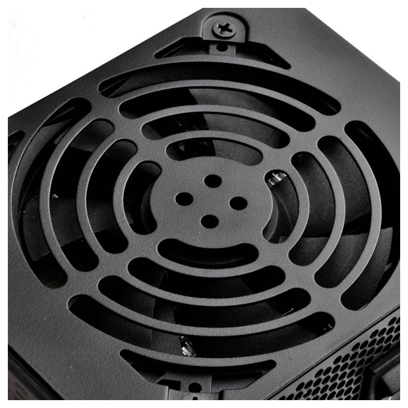 Eine Nahaufnahme eines schwarzen Computerlüfters mit einem Schutzgitter, die kreisförmige Lüftungsschlitze und Befestigungsschrauben an den Ecken zeigt.