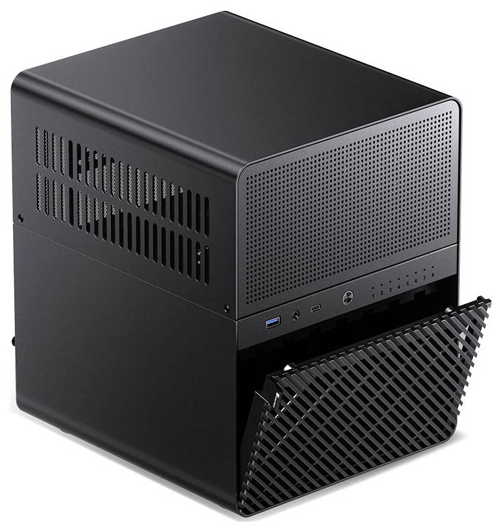Ein schwarzes, würfelförmiges Mini-PC-Gehäuse mit einer perforierten Frontplatte und einem offenen, belüfteten Frontdeckel, der Anschlüsse und Laufwerkschächte zeigt.