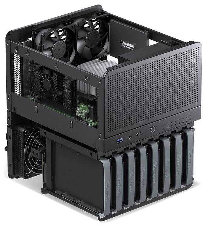 Ein stapelbares Computersystem mit mehreren Festplatten und sichtbaren Kühlventilatoren, das ein modulares Design und Speicherkapazität präsentiert.