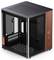 Ein kompaktes Computergehäuse mit Würfeldesign, versehen mit einer schwarzen Metall- und Holzpaneelverkleidung. Es verfügt über Anschlüsse und einen offenen Rahmen für Komponenten.