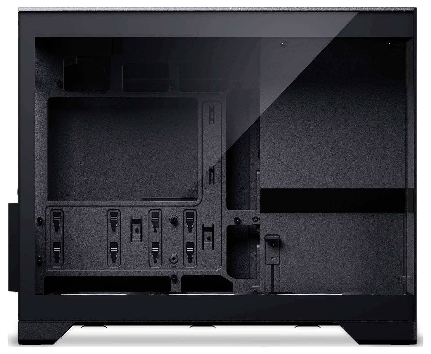 Ein schwarzes Computergehäuse mit einer transparenten Seitenscheibe, die mehrere Einschübe und Halterungen für interne Komponenten zeigt. Das Innere ist leer.