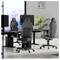 Ein Büro mit ergonomischen Gaming-Stühlen, die Computerarbeitsplätzen gegenüber stehen. Zwei Schreibtische verfügen über Monitore; ein Stuhl ist zentriert und präsentiert sein Design.