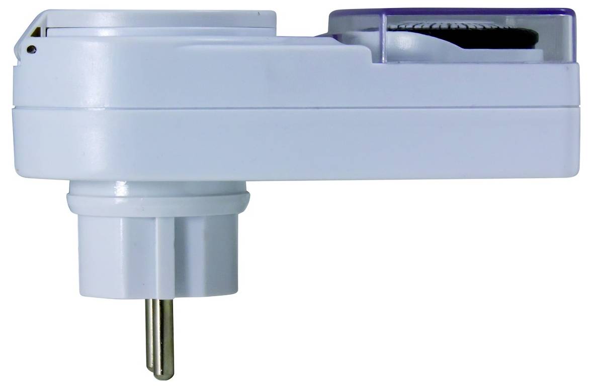 Ein weißer elektrischer Steckeradapter mit einem europäischen Stecker an einem Ende und einer Buchse am anderen Ende, der für Reisezwecke entwickelt wurde.