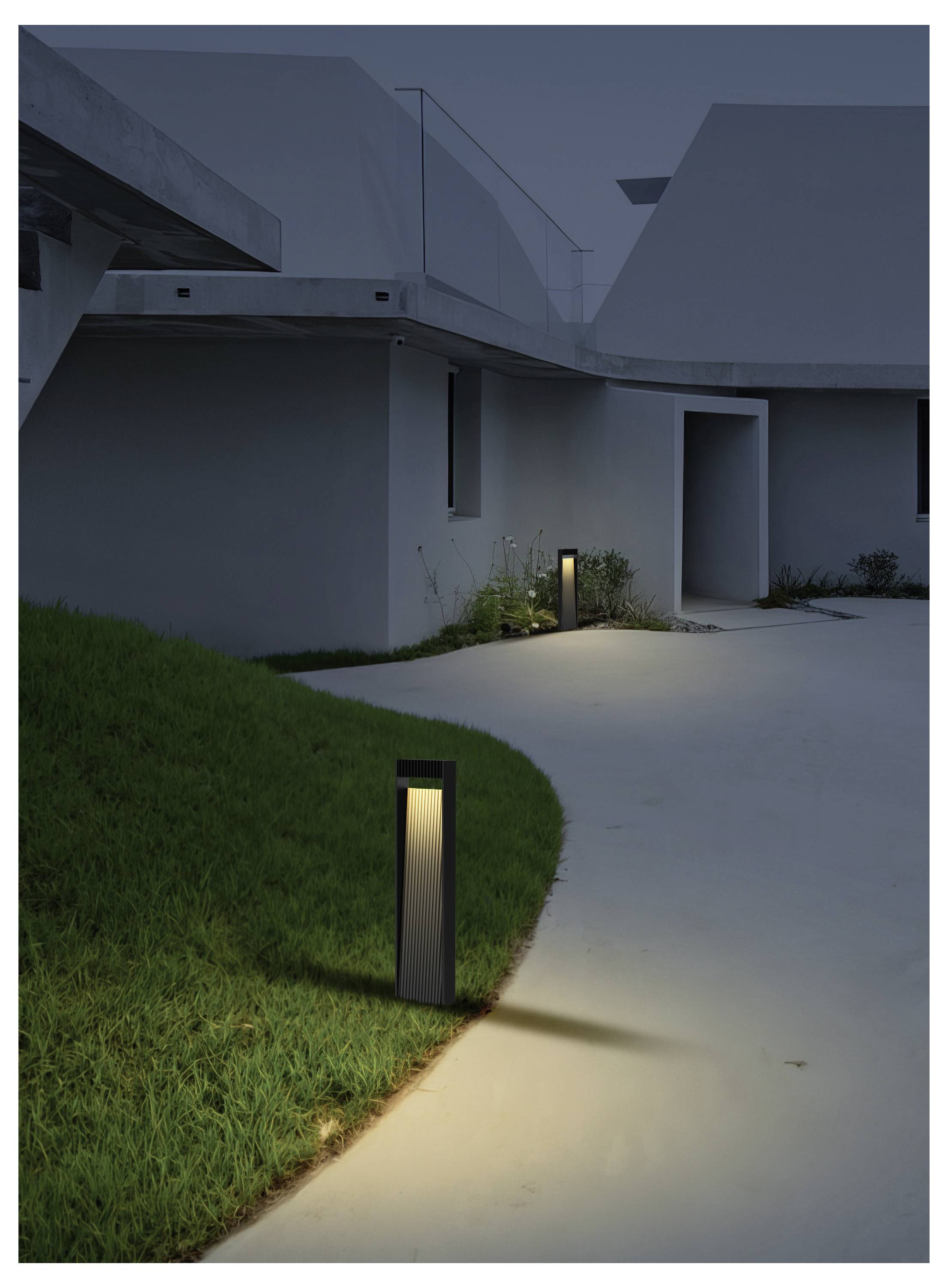 Modernes Hausäußeres in der Abenddämmerung mit beleuchtetem Gehweg und eleganten Wegelampen, die den Weg säumen.