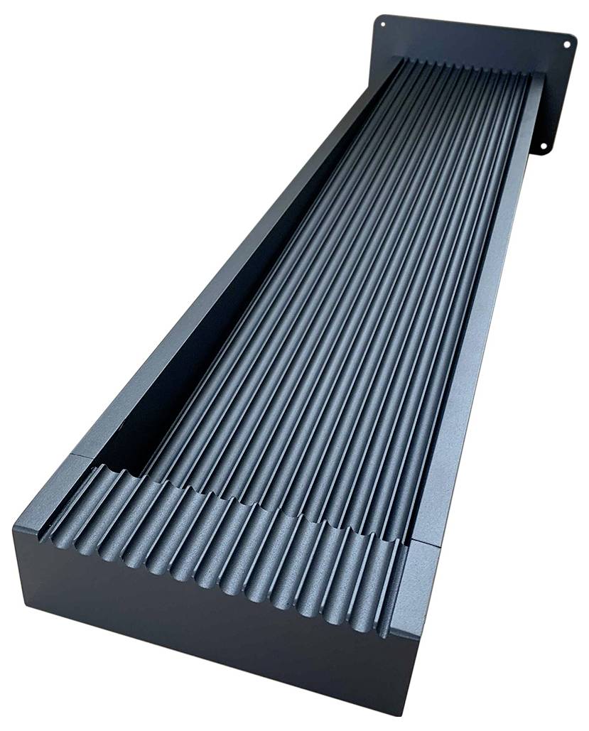 Eine schwarze Lüftungsabdeckung mit geripptem Design, von einem Winkel aus betrachtet. Sie erscheint lang und rechteckig, mit einem Befestigungsflansch an einem Ende.