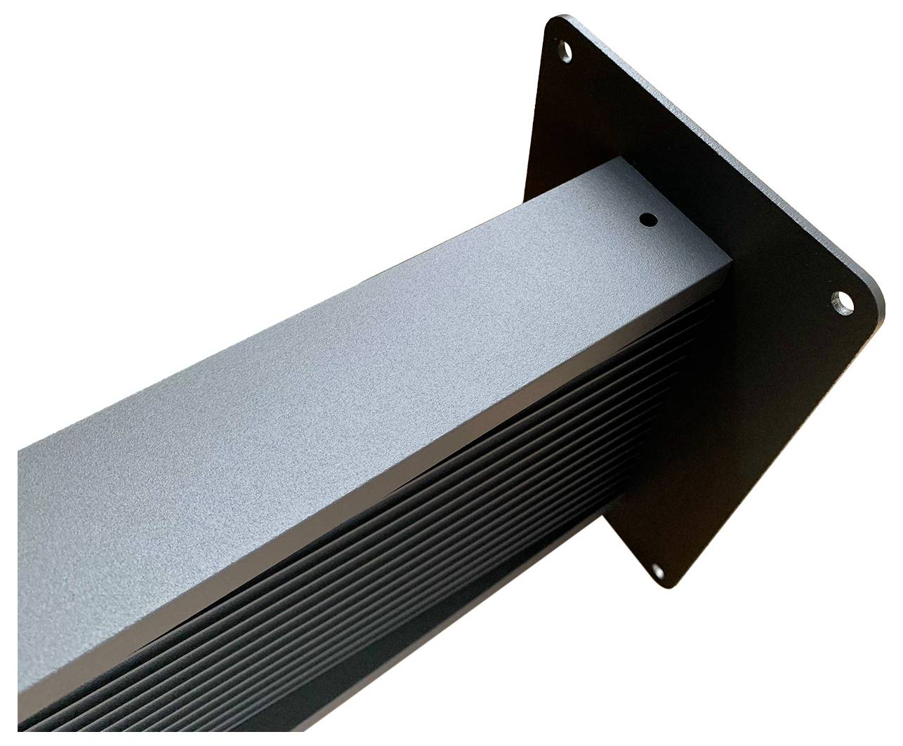 Ein schwarzer, rechteckiger Metallpfosten mit einer Flansche an einem Ende, die vier Löcher aufweist, offensichtlich für Montagezwecke.