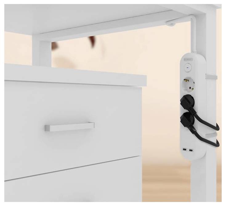Eine Steckdosenleiste, die unter einem Schreibtisch montiert ist, mit drei genutzten Steckdosen und zwei sichtbaren USB-Anschlüssen.