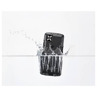 Ein robustes Smartphone ist teilweise im Wasser eingetaucht, umgeben von Spritzern, was seine wasserbeständige Eigenschaft demonstriert.