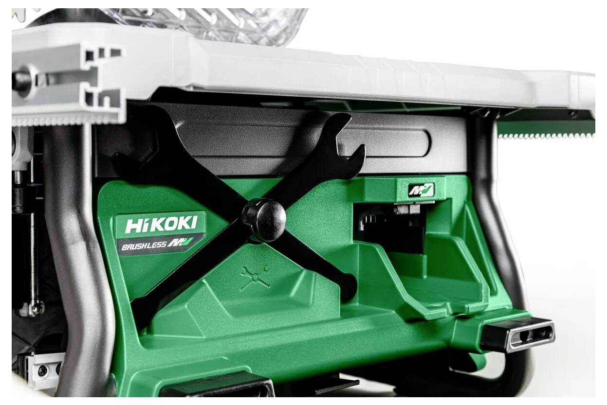 Nahaufnahme eines grünen HiKoki-Werkzeugs, das das Logo seines bürstenlosen Motors und die Einstellungsknöpfe präsentiert, vor einem weißen Hintergrund.