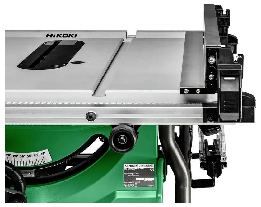 Eine metallische Tischkreissäge mit der Aufschrift "HiKOKI", versehen mit Einstellungsknöpfen und einer grünen Basis, die vor einem weißen Hintergrund positioniert ist.