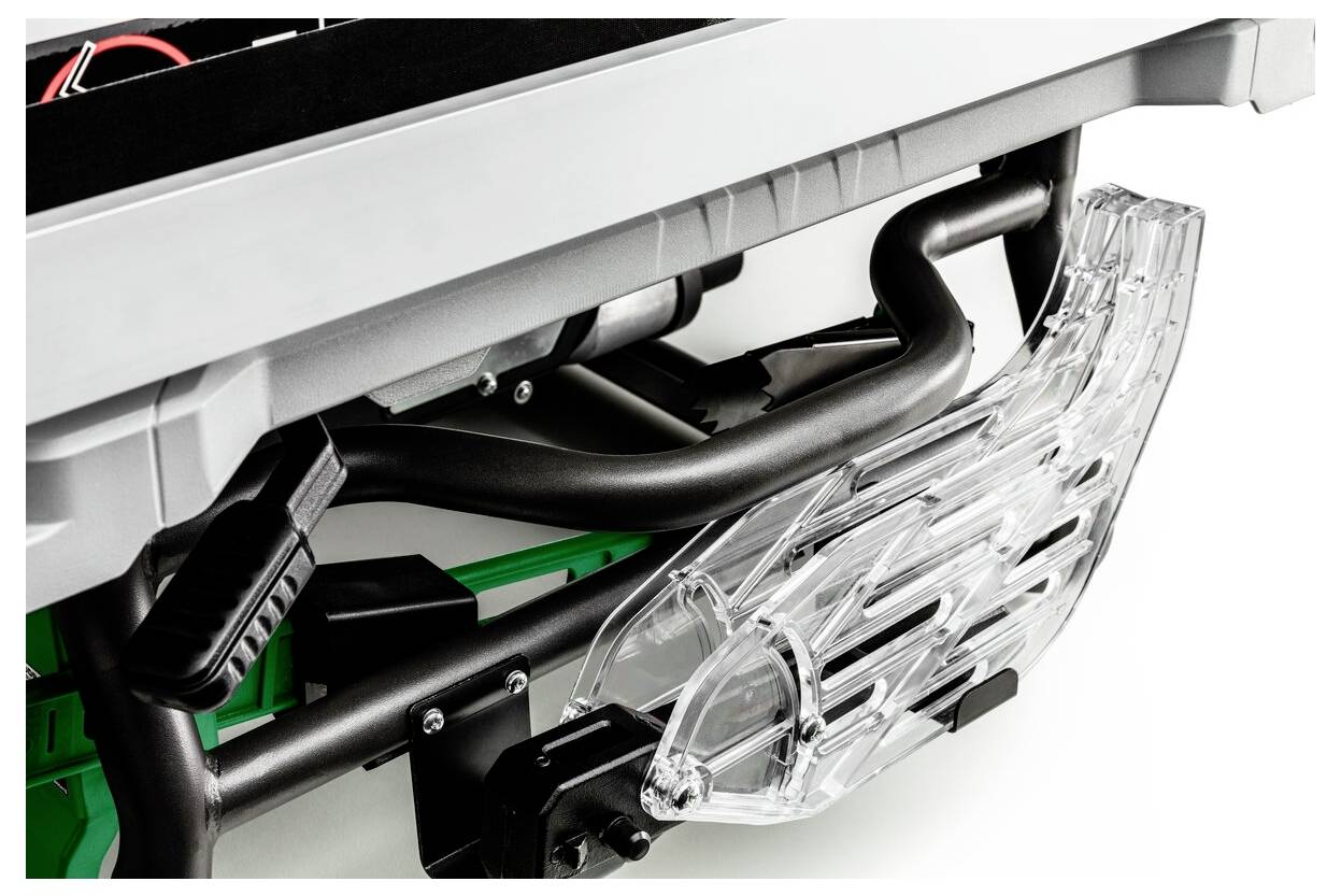 Das Bild zeigt eine Nahaufnahme einer komplizierten mechanischen Komponente mit transparenten Plastikschläuchen und Metallrahmen, die Teil einer größeren Vorrichtung ist.